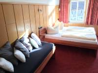 Zimmer 4 Bett und Sofa