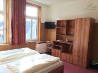 Zimmer 4 Schrank TV